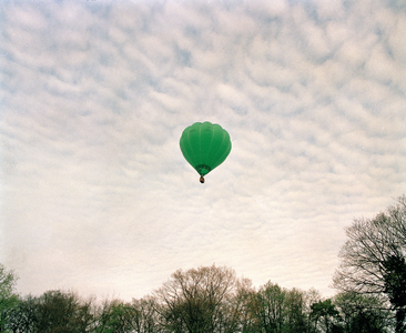 822475 Afbeelding van een heteluchtballon, opgestegen vanuit het Wilhelminapark te Utrecht, met daarin o.a. ...